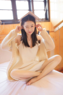 女性黑色蕾丝抹胸开叉短裙穿搭